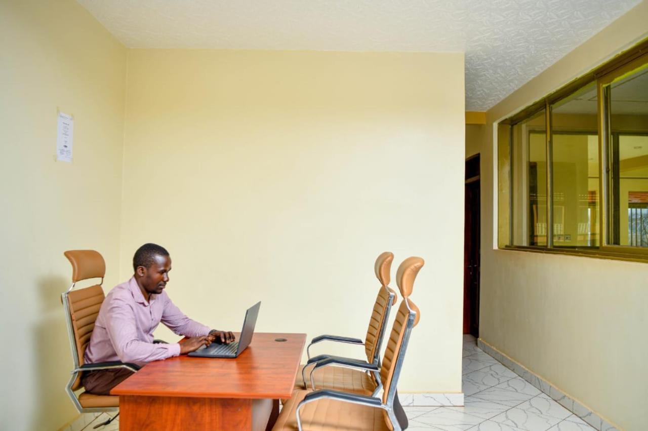 Peace Of Mind Suites Entebbe Eksteriør billede